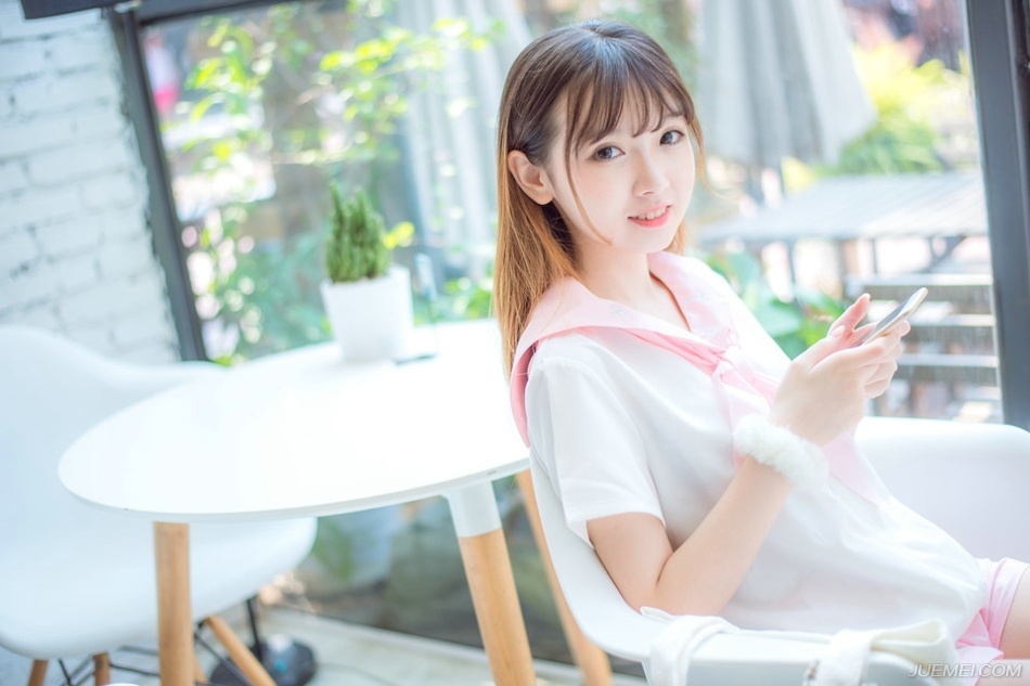 友谊是美酒，年份越久越醇香浓厚；友谊是焰火，在高处绽放才愈是美丽；友谊是鲜花，送之于人手有余香。
